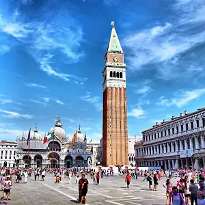 Raggio Di Sole Dietro Piazza San Marco Italie